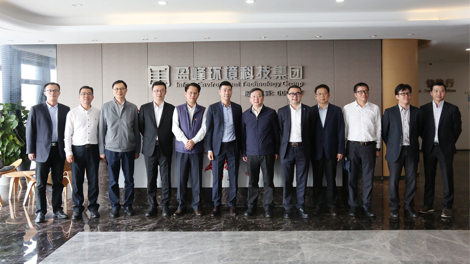 拉萨市委副书记、市长朱伟一行莅临欧宝OB环境调研领导